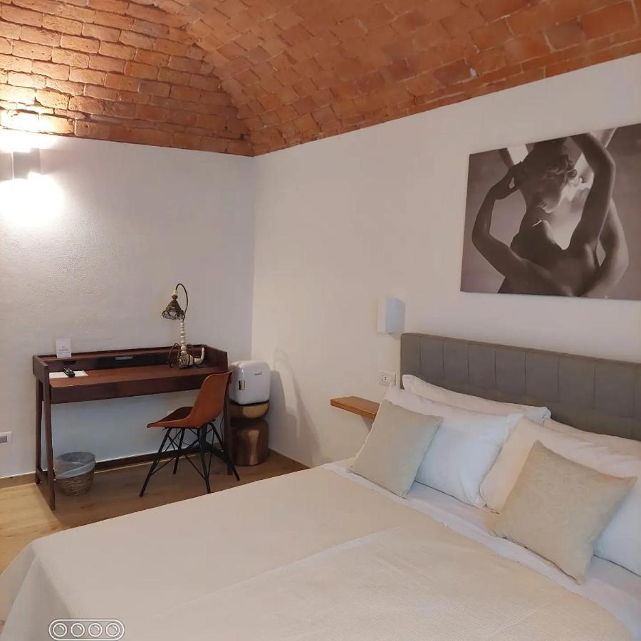 Federico II - Rooms And Breakfast บอร์จิโอแวเรซซี ภายนอก รูปภาพ